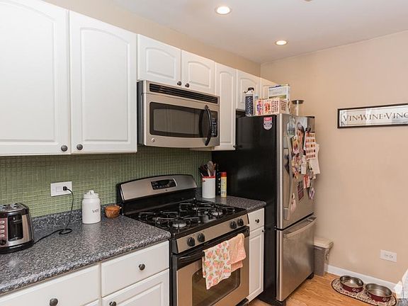 3rd image of 435 W Oakdale Ave #2W