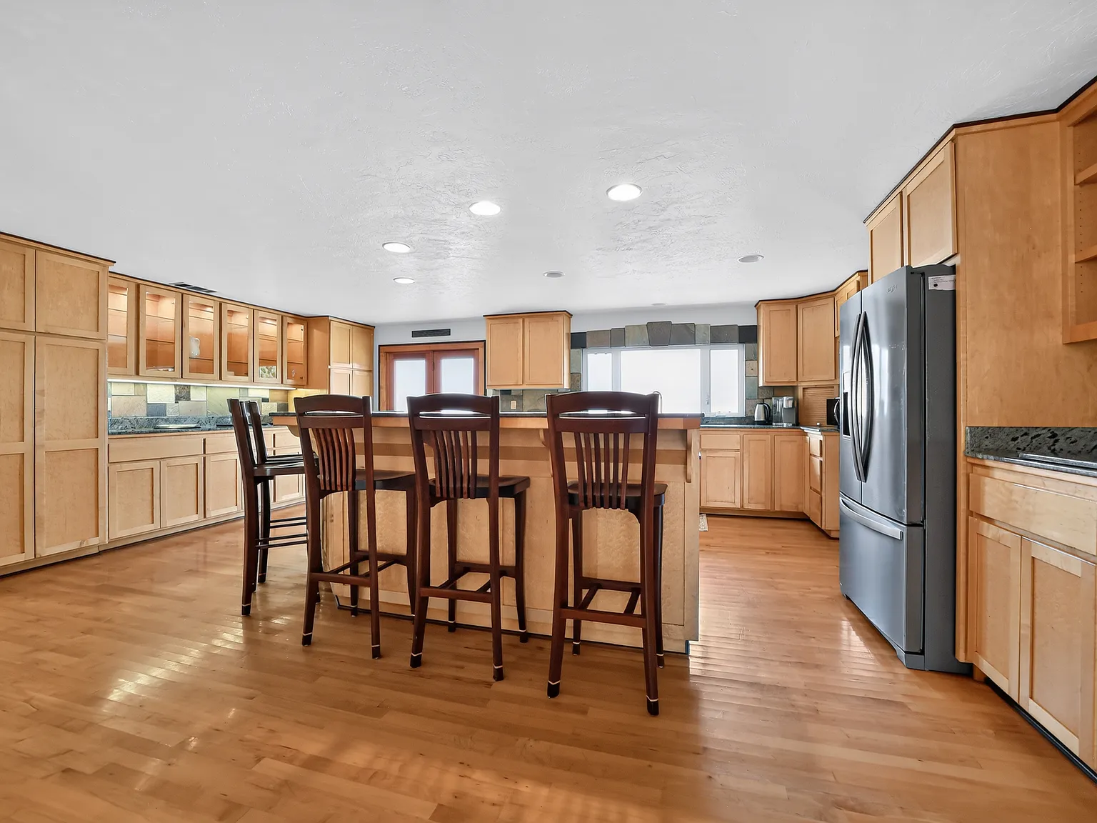 4 bed, 3900 sqft, $3,750 — Photo 3