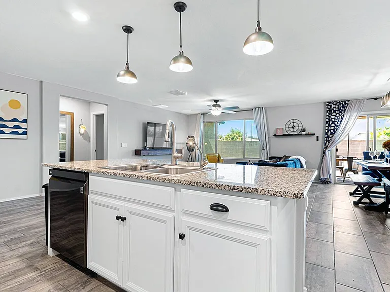 3915 E Liberty Ln — Photo 14