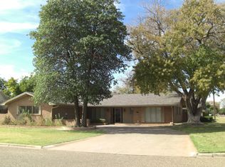 1009 Holliday St, Plainview, TX 79072