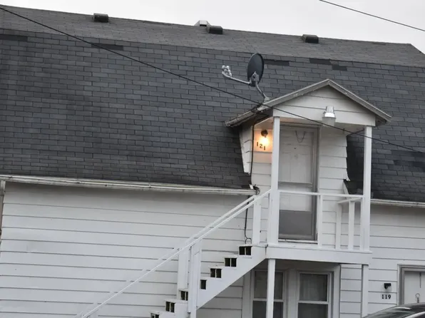 121 University Ln, Bowling Green, OH 43402