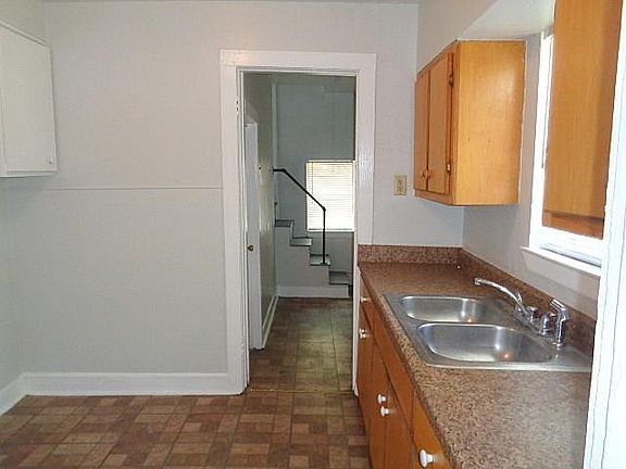 5th image of 323 W Clarendon Dr