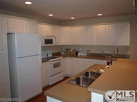 13' x 11' kitchen with center island/snack bar