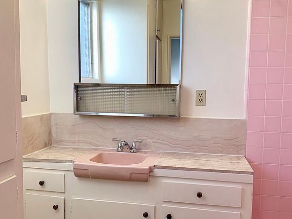5th image of 1222 N New Hampshire Ave APT 8