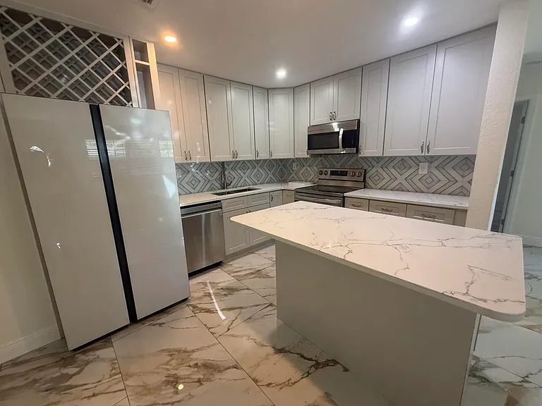 2122 NE 1st Ct — Photo 12