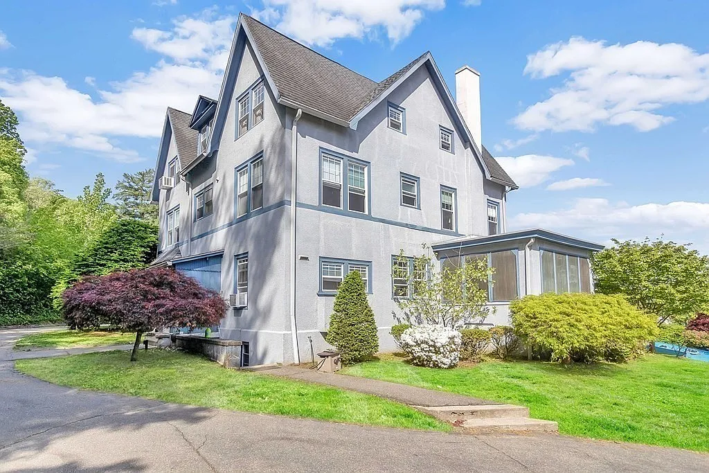6 bed, 3713 sqft, $850 — Photo 2