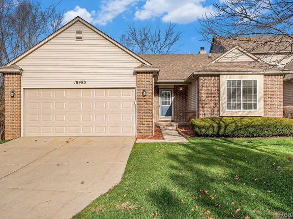 10483 Northvalley Ct, Hartland, MI 48353