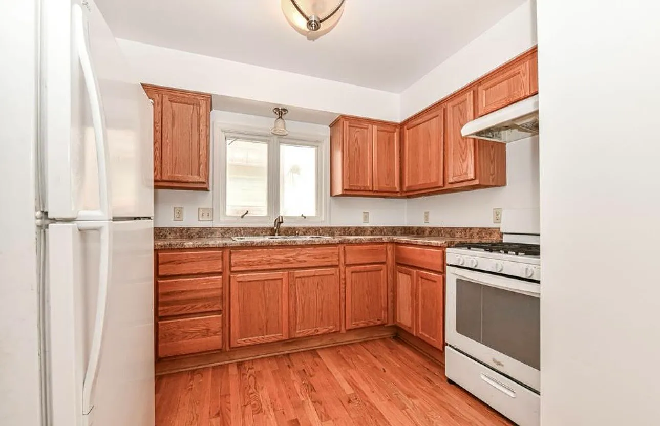 2315 N Oakland Ave — Photo 3
