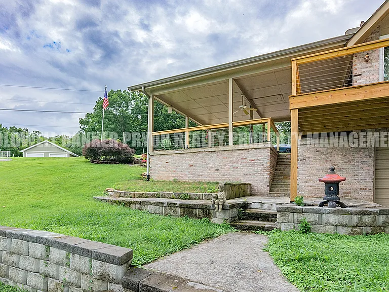 165 Lakeshore Ct — Photo 53