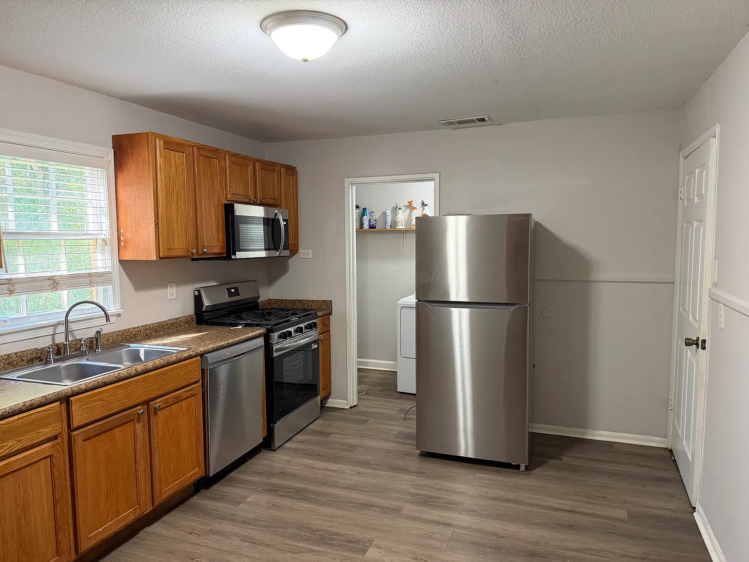 2525 Farnell Dr — Photo 2