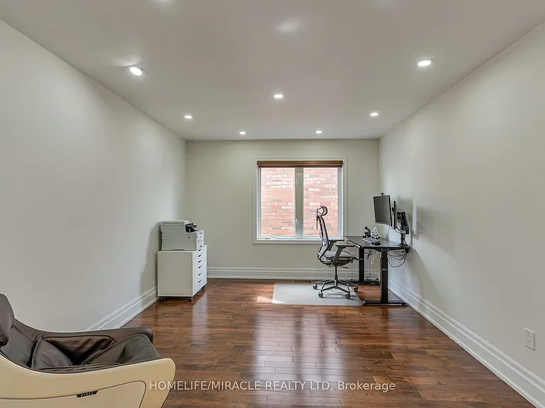 2299 Glazebrook Cir — Photo 14