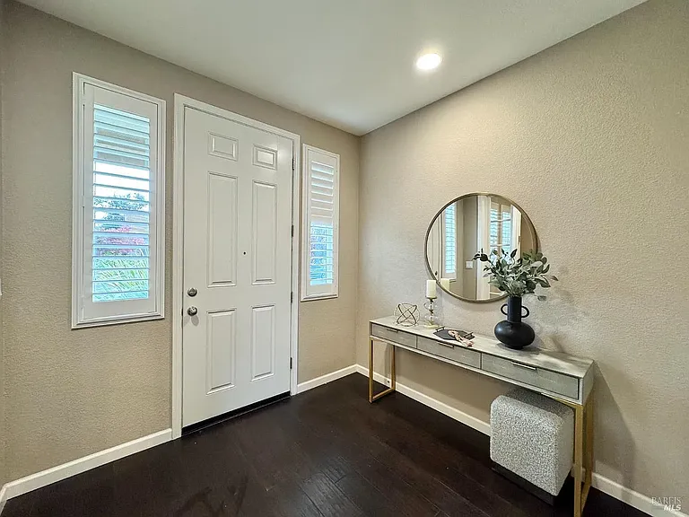 874 Erin Way — Photo 2