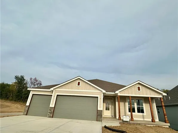 7035 NW Forest Lakes Dr, Parkville, MO 64152