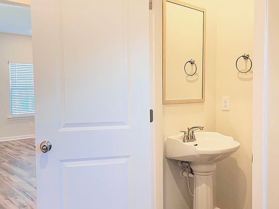 5th image of 1370 Crescent Blvd