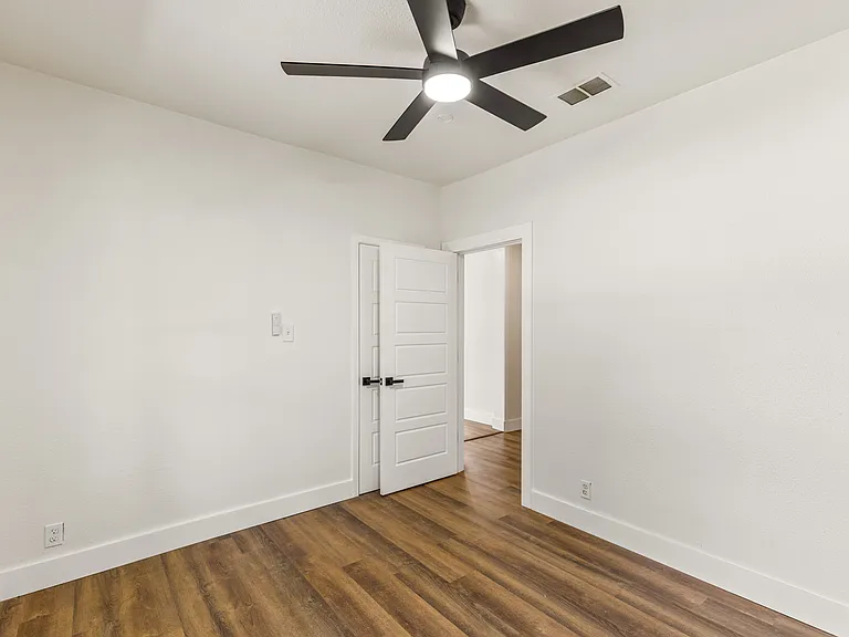 418 Lillian St — Photo 13