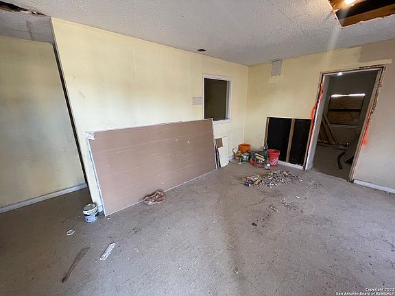 4th image of 2722 Navajo St