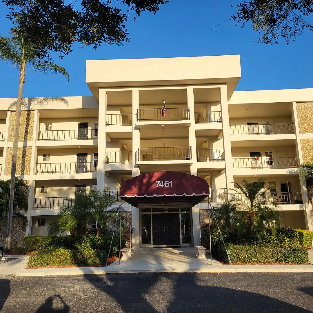 Annual Or Seasonal Turnkey Furnished 2/2 Ground Floor Condo With Golf Course And Water Views — Photo 1