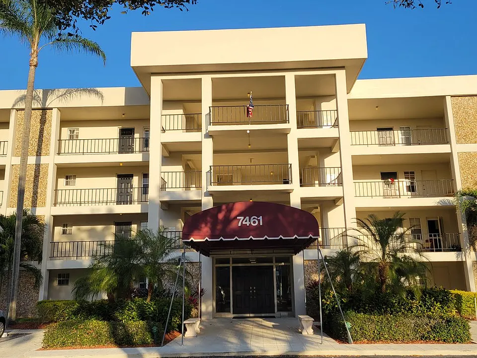 7461 W Country Club Dr N #108