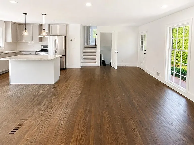 4586 Peachtree Dunwoody Rd — Photo 4