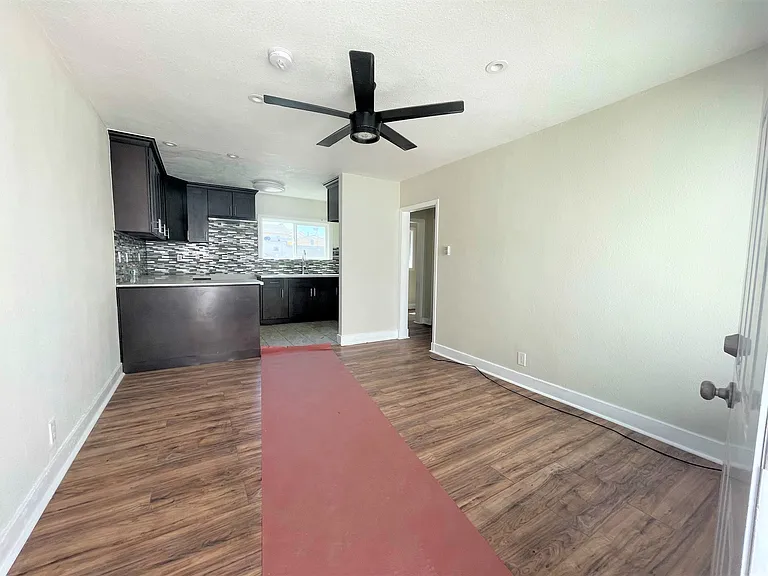 10507 S San Pedro St — Photo 8