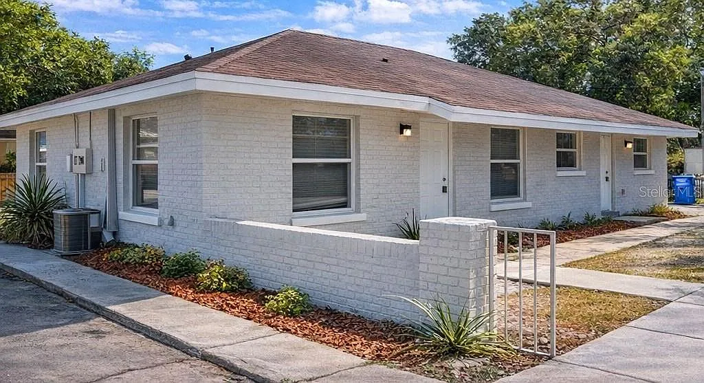 2 bed, 1.0 bath, 907 sqft, $1,350 — Photo 1