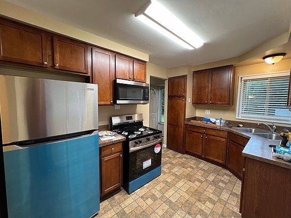 4th image of 21680 Whitmore Ave