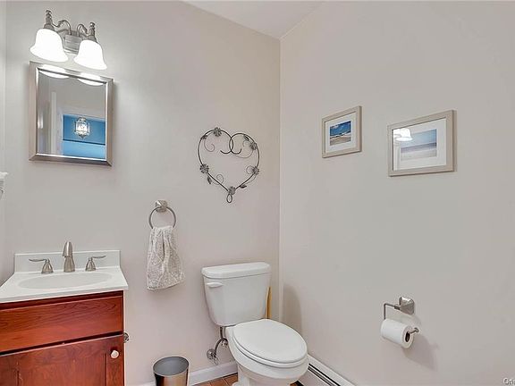 4th image of 60 Keats Dr
