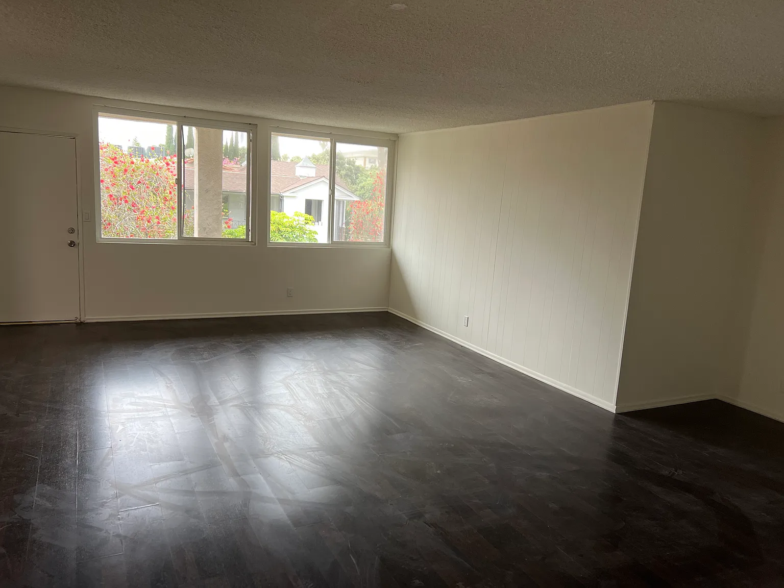 202 N Clark Dr — Photo 2