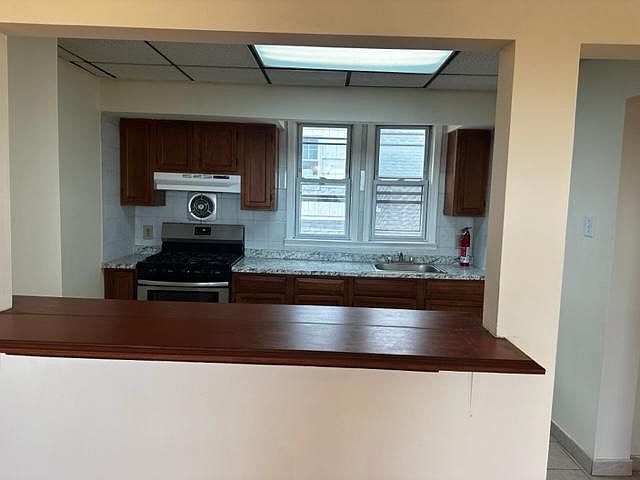 view into kitchen from dinning room