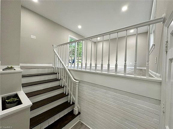 3rd image of 1704 Larchmont Dr