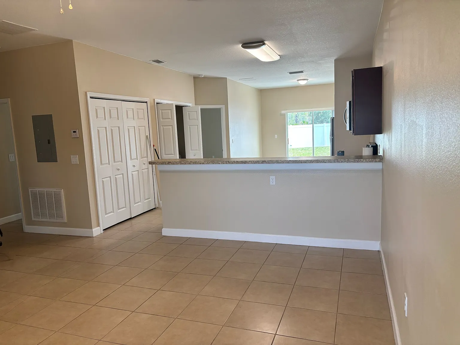1123 Normandy Dr — Photo 3