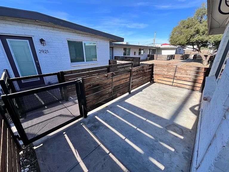 2933 N Euclid Ave — Photo 3