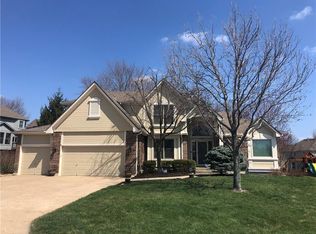 5525 NE Oaks Ridge Ln, Lees Summit, MO 64064