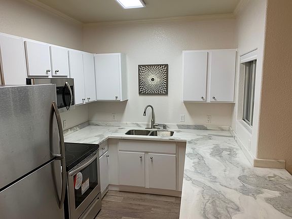 Kitchen w/Lots of Beautiful Quartzite Counters & Stainless Appliances