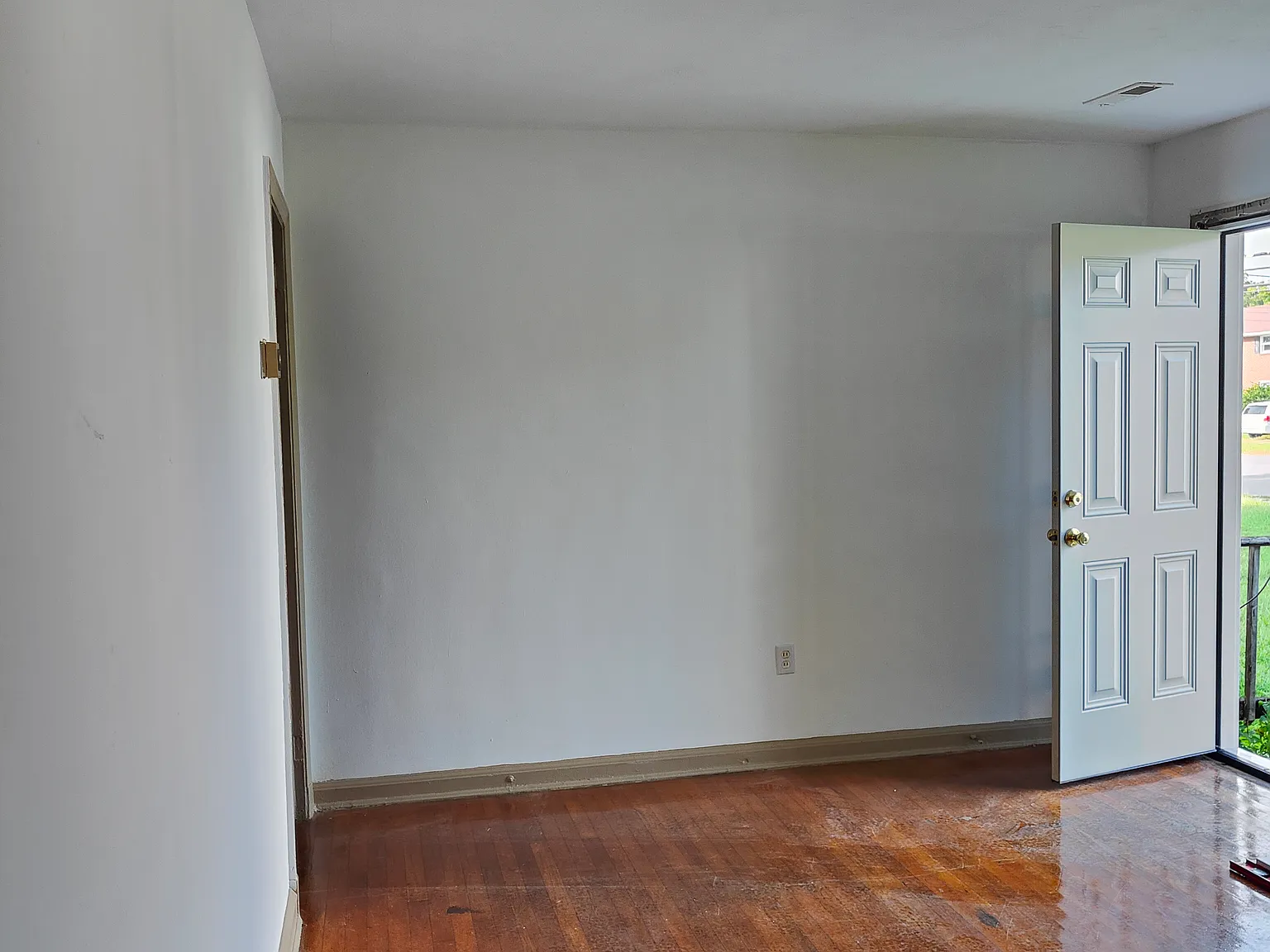 1817 Roanoke Ave — Photo 2
