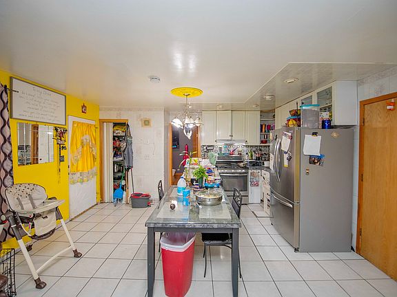 4th image of 3026 Houston St