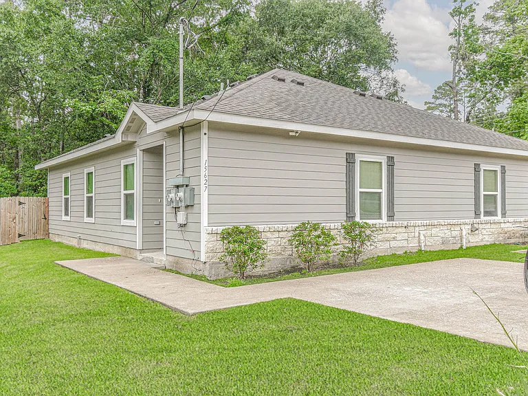 15627 Sycamore Dr — Photo 1