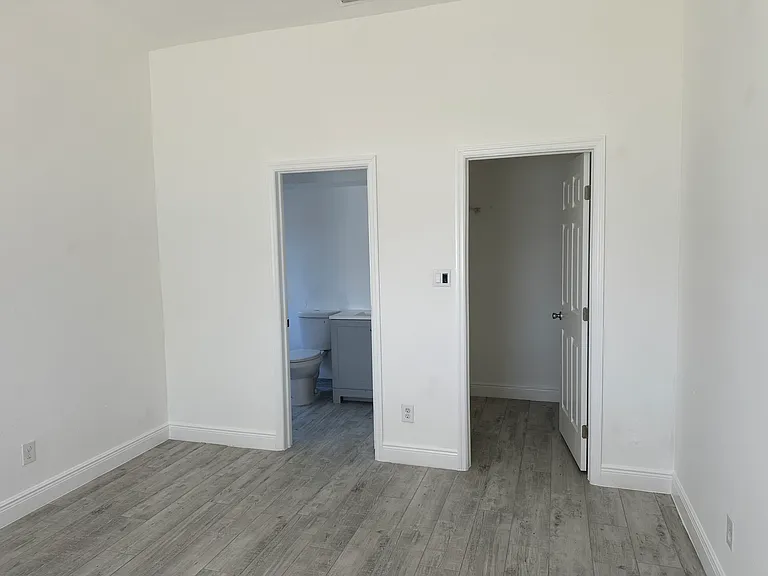 1306 SW 43rd Ln — Photo 5