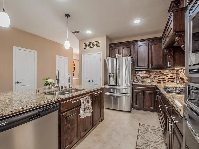 2440 Kingsgate Dr — Photo 6