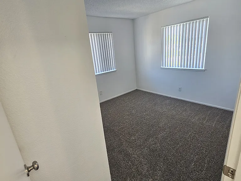 Riverglen Apartments — Photo 11