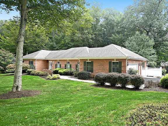 3rd image of 612 Cedarday Dr