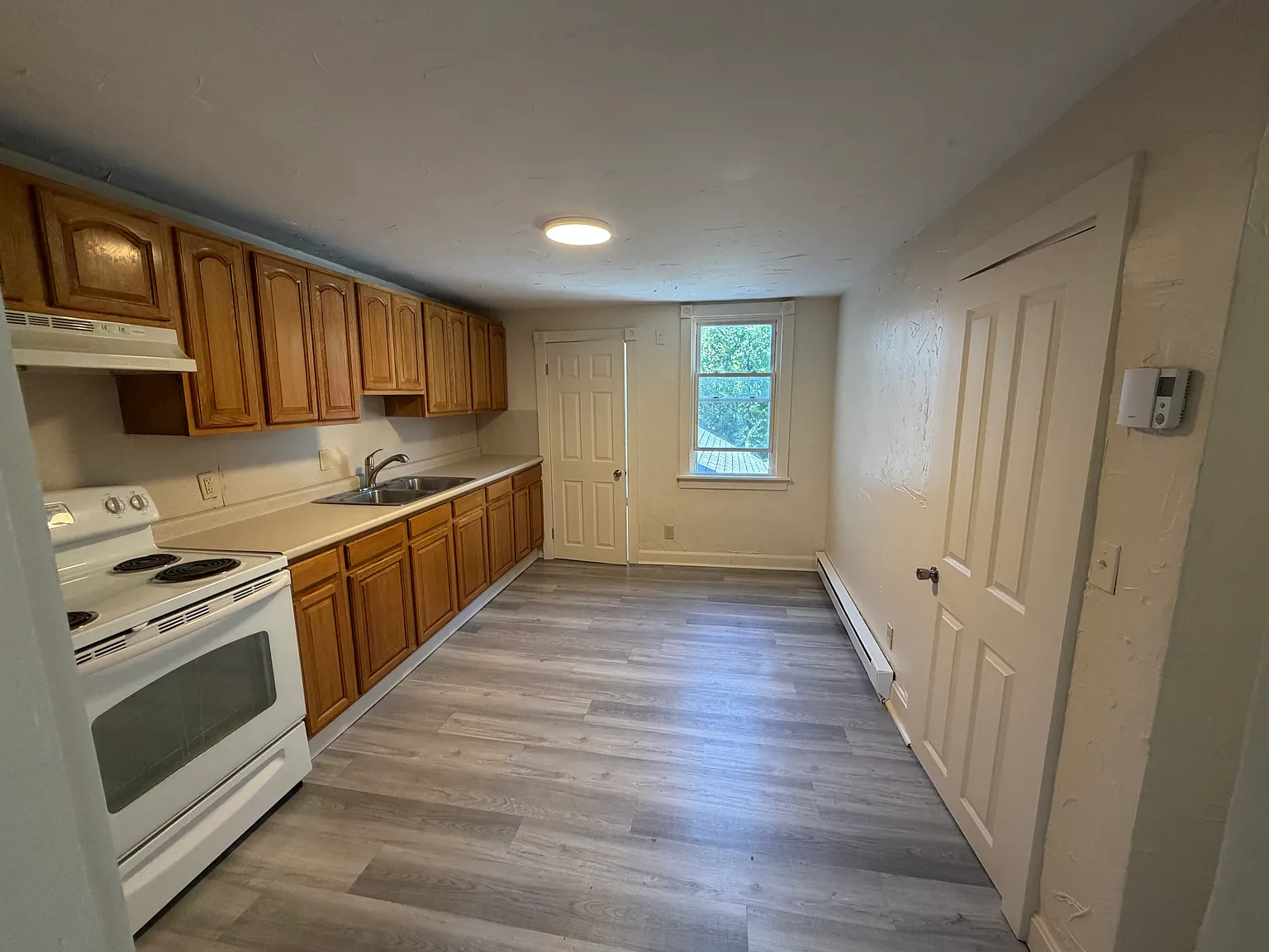 3 bed, 1200 sqft, $1,900 — Photo 2