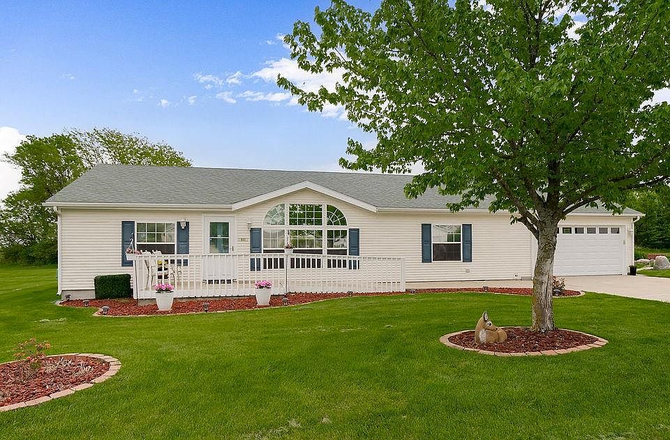 1st image of 803 NE Pine Ct