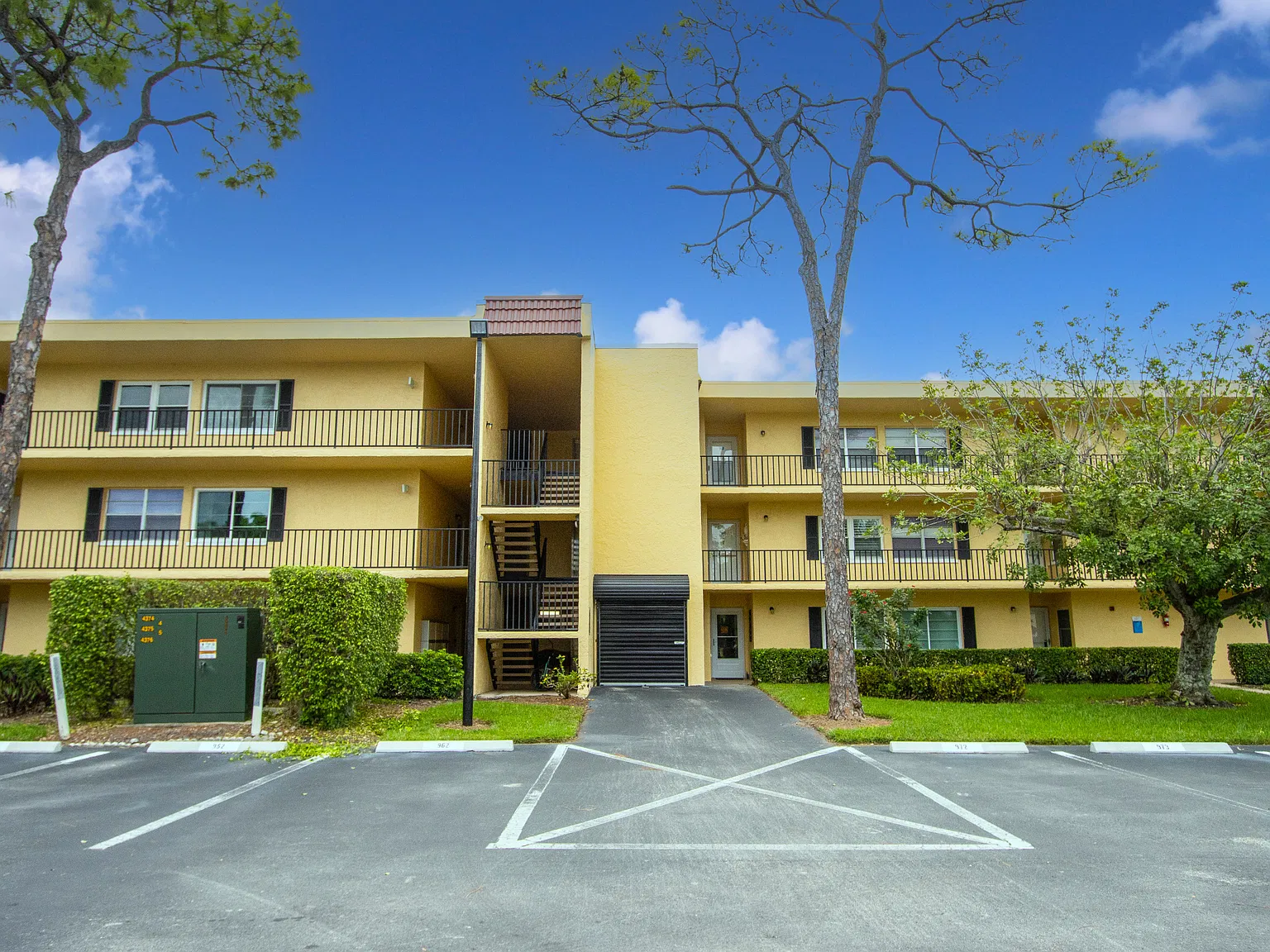 2 bed, 1000 sqft, $1,699 — Photo 1