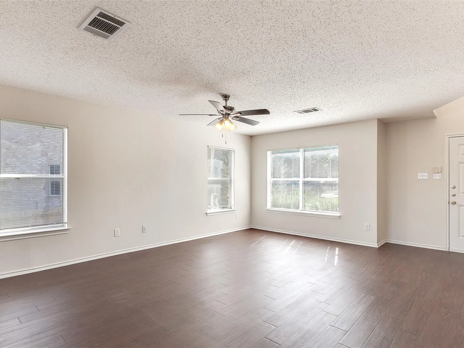 3 bed, 2.5 bath, 2186 sqft, $2,095 — Photo 4