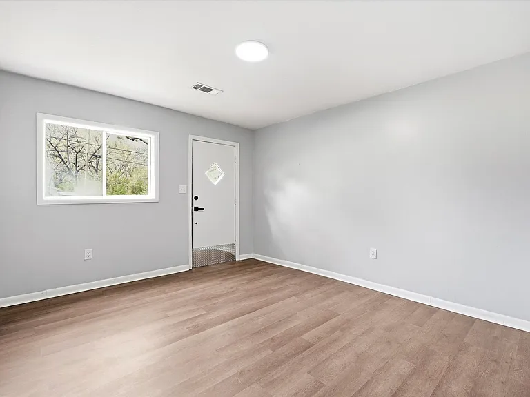 924 W Huntington Ave — Photo 15