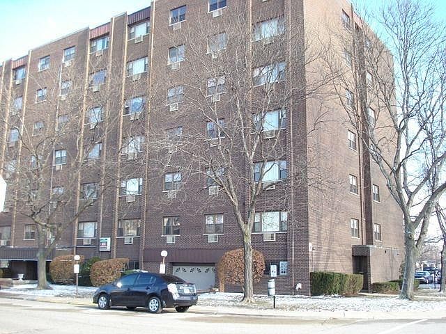 1st image of 4600 N Cumberland Ave Unit 305