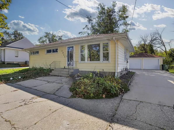 1817 Rainbow Dr, Waterloo, IA 50701