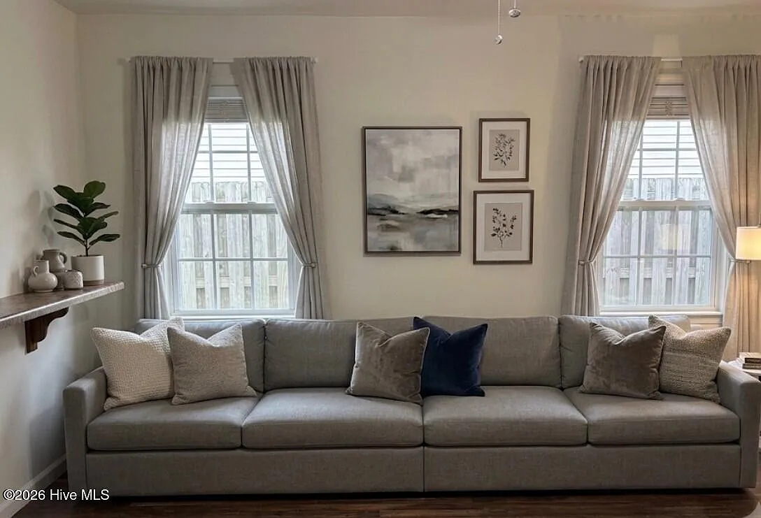 3 bed, 2.0 bath, 1233 sqft, $1,900 — Photo 2