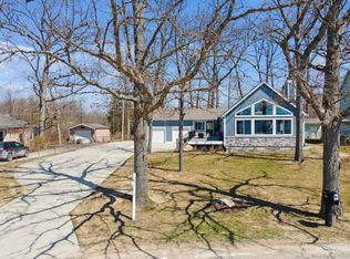 1556 Maxfield Rd, Hartland, MI 48353